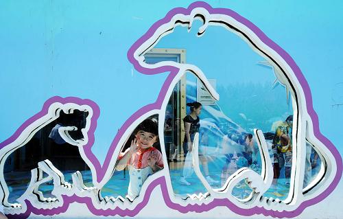 6月1日,一名小朋友在極地館門口留影。當(dāng)日是“六一”國際兒童節(jié)。在冰城哈爾濱市,許多家長帶著孩子來到哈爾濱極地館參觀游覽,快樂過“六一”。新華社記者 王建威 攝