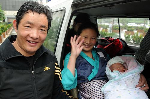 6月11日,吾尕一家人幸福返鄉(xiāng)。青海玉樹婦女吾尕在玉樹地震中受嚴重腰傷,4月15日從玉樹轉到成都治療時,已有8個多月的身孕。在重癥監(jiān)護室里,吾尕成了醫(yī)護人員和志愿者的重點監(jiān)護對象。在大家精心的照顧下,吾尕于5月11日在華西醫(yī)院順利產下一名男嬰。住院期間吾尕的丈夫一直陪伴著妻子,親眼目睹了這里的人們?yōu)樗拮拥目祻鸵约昂⒆拥陌踩錾冻龅钠D辛。他不無感慨地說:“我們來時是兩個人,現(xiàn)在回去是三個人了,我們全家很幸運!”新華社發(fā)(余坪 攝)