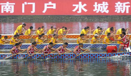 6月12日,參賽隊伍正在賽龍舟。當(dāng)日,2010年水城新津傳統(tǒng)龍舟會在位于新津縣的四川省水上運動學(xué)校舉行。在龍舟會上,龍舟號子表演、龍舟競速賽和搏浪擒鴨等傳統(tǒng)項目吸引了當(dāng)?shù)乇姸嗳罕娪^賞。賽龍舟、搶鴨子是川西壩子最傳統(tǒng)的端午節(jié)活動,已被當(dāng)?shù)亓腥敕俏镔|(zhì)文化遺產(chǎn)名錄加以保護。新華社記者 江宏景 攝