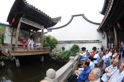 6月12日,福州市民在三坊七巷內(nèi)的水榭戲臺(tái)觀看閩劇表演。新華社記者 姜克紅 攝