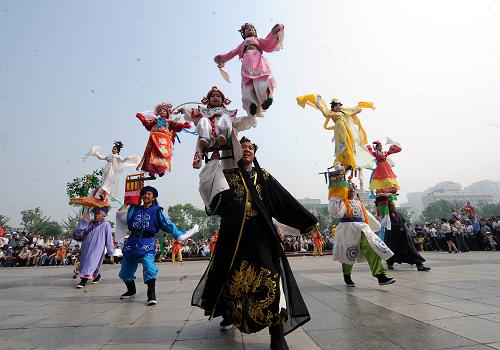 6月12日,在太原市南宮廣場,藝人們在為市民表演“清徐背棍”。當日,太原市南宮廣場舉行山西省2010年“文化遺產(chǎn)日”非物質(zhì)文化遺產(chǎn)系列活動啟動儀式,清徐背棍、太原鑼鼓、壺口嗩吶、翼城花鼓等獨具民間特色的演出精彩紛呈。新華社記者 范敏達 攝