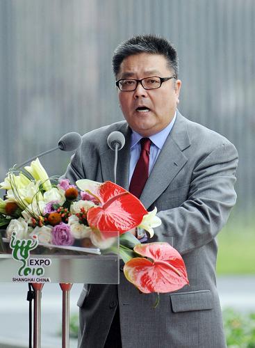 6月15日,上海世博會迎來上海合作組織榮譽日。這是上海合作組織秘書長伊馬納利耶夫在榮譽日活動上致辭。新華社發(fā)(李百順攝)