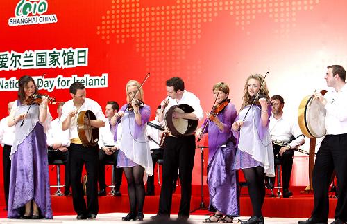 6月17日,來(lái)自愛(ài)爾蘭的樂(lè)手在國(guó)家館日活動(dòng)上演奏。當(dāng)日,上海世博會(huì)愛(ài)爾蘭館舉行國(guó)家館日活動(dòng)。 新華社記者 劉穎 攝