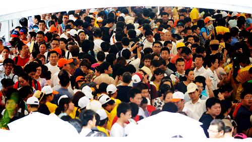 6月17日,游客在德國(guó)館前排隊(duì)等候參觀。 根據(jù)世博官網(wǎng)的統(tǒng)計(jì),截至當(dāng)日19時(shí),上海世博會(huì)累計(jì)入園參觀人數(shù)已達(dá)1538.04萬(wàn)人。 新華社記者 王建威 攝