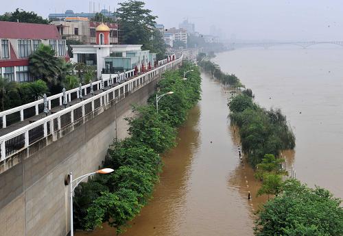 6月21日,雖然廣西柳州市濱江路仍被洪水淹沒,但洪水距防洪堤高層仍有相當?shù)木嚯x。當日3時,柳江柳州水文站出現(xiàn)82.83米洪峰水位,洪峰流量15500立方米每秒,超防洪警戒水位0.33米。此后,柳江水位迅速下降,截至21日8時,水位已降到82米以下。新華社記者 周華 攝