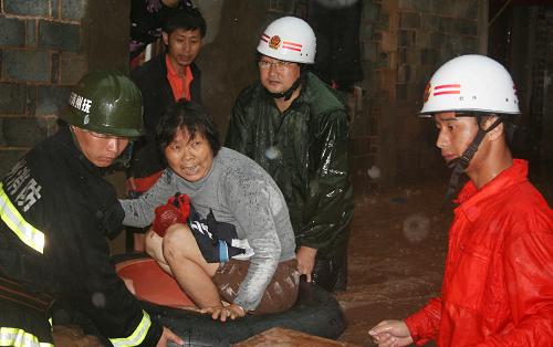 6月20日,在江西省撫州市東鄉(xiāng)縣,消防官兵正在營救被困居民。連日來,江西遭遇2010年以來最強(qiáng)暴雨襲擊,引發(fā)局部地區(qū)山洪暴發(fā)和山體滑坡,部分農(nóng)村居民住房損毀,成片農(nóng)作物被淹。據(jù)江西省民政廳透露,截至21日8時,強(qiáng)降雨已造成全省733.97萬人受災(zāi),因?yàn)?zāi)死亡10人,因?yàn)?zāi)失蹤4人。目前,江西省軍區(qū)、江西省武警總隊(duì)、江西公安消防總隊(duì)等部門紛紛調(diào)派人員和沖鋒舟、橡皮艇等設(shè)備趕赴現(xiàn)場展開救援。其中,在受災(zāi)嚴(yán)重的撫州市,僅當(dāng)?shù)叵拦俦统晒谋┯旰蜕胶橹芯瘸霰焕罕?100余人。新華社發(fā)(程金英 攝)