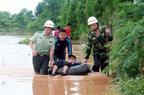 6月20日,在江西省撫州市東鄉(xiāng)縣,消防官兵正在營救一名88歲的老人。新華社發(fā)(鄭修智 攝)
