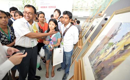 6月21日,印度百人青年團(tuán)的成員在中環(huán)藝術(shù)館內(nèi)參觀徽派畫作。當(dāng)日,近百名印度青年組成的參觀訪問團(tuán)開始在合肥參觀訪問。國家主席胡錦濤在2006年11月訪問印度期間曾提出,5年內(nèi)邀請500名印度青年訪華。今年6月17日,第四批100位印度青年來到中國,在參觀了上海世博會后,于20日晚到達(dá)安徽合肥。他們將在3天時間內(nèi)參觀、訪問中國科學(xué)技術(shù)大學(xué)、藝術(shù)展館以及市內(nèi)各企業(yè),了解我國內(nèi)地中部城市的風(fēng)貌。新華社記者 郭晨 攝