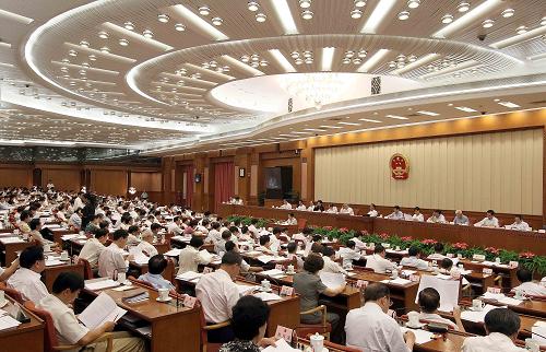 6月22日,十一屆全國人大常委會第十五次會議在北京人民大會堂舉行第一次全體會議。會議繼續(xù)審議石油天然氣管道保護法草案、行政監(jiān)察法修正案草案、村民委員會組織法修訂草案,首次審議預備役軍官法修正案草案、人民調(diào)解法草案。吳邦國委員長主持會議。新華社記者 鞠鵬 攝