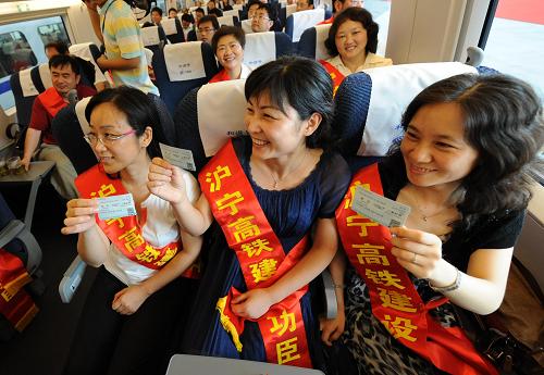 7月1日,建設(shè)者代表受邀乘坐從南京火車站始發(fā)的滬寧城際線G5001次動車組列車。新華社記者 孫參 攝