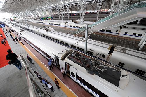 7月1日,旅客在南京火車站乘坐滬寧城際線動車組列車。新華社記者 孫參 攝