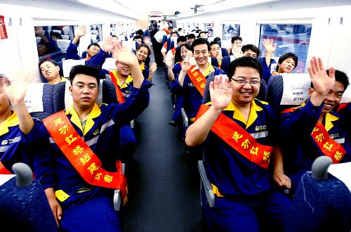 7月1日,一些滬寧高速鐵路的建設(shè)者興致勃勃地乘坐即將運營的首班高速列車。新華社記者 陳飛 攝