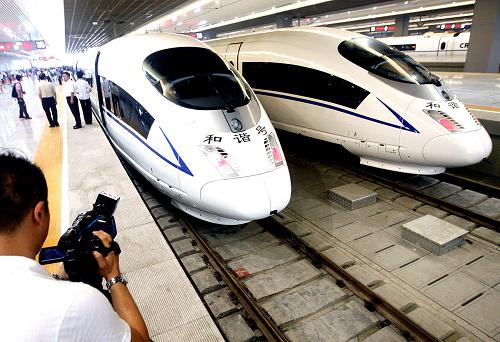 7月1日,幾列高速列車停靠在同時啟用的上海虹橋火車站站臺上。新華社記者 陳飛 攝