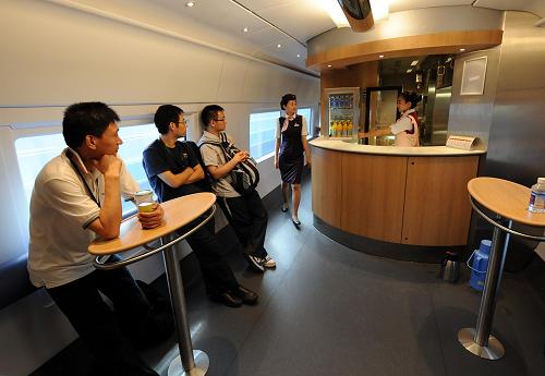 7月1日,乘客在滬寧城際線G5001次動車組列車的酒吧間休息。新華社記者 孫參 攝