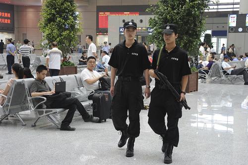 7月1日,特警在上海虹橋火車站內(nèi)巡邏。當(dāng)日上午8時,上海虹橋站至南京站G5000次、南京站至上海虹橋站G5001次高速動車組同時相向發(fā)車。世界上標(biāo)準(zhǔn)最高、里程最長、運營速度最快的一條城際高速鐵路——滬寧城際高鐵正式開通運營。上海虹橋火車站也同時正式啟用。新華社發(fā)(鄭憲章 攝)