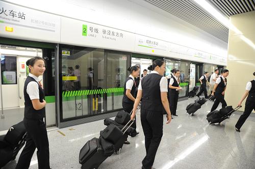 7月1日,滬寧城際高速列車的乘務(wù)員乘坐地鐵到達剛啟用的上海虹橋火車站。新華社發(fā)(鄭憲章 攝)