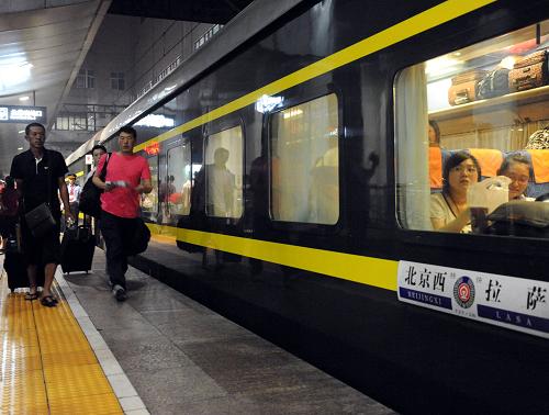 北京西至拉薩的T27次列車正準(zhǔn)備從北京西站開出(6月30日攝)。從2006年7月1日青藏鐵路全線通車到2010年7月1日,北京鐵路局北京客運段京藏車隊4年中安全運行1168萬公里,運送旅客438萬人次,從未發(fā)生一起因安全和服務(wù)的旅客投訴事件,架起了藏漢民族團(tuán)結(jié)的橋梁。新華社記者 唐召明 攝
