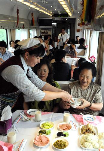 北京西至拉薩T27次列車餐車服務(wù)員在為旅客服務(wù)(7月1日攝)。新華社記者 唐召明 攝
