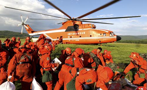 7月1日,在黑龍江大興安嶺呼中地區(qū)的救火部隊集結(jié)點,MI-26TC直升機向火場運送兵力。當(dāng)日下午,一架剛剛轉(zhuǎn)場趕到黑龍江大興安嶺呼中地區(qū)的目前世界上載重量最大的直升機——MI-26TC直升機,落地不久就接到指揮部命令,前往附近的救火部隊集結(jié)點,運載近百名官兵和數(shù)十噸給養(yǎng)用品飛赴災(zāi)情最重的燃火區(qū)。包括這架MI-26重型直升機在內(nèi),目前參與大興安嶺森林火災(zāi)撲救工作的直升機總數(shù)已達(dá)7架。新華社發(fā)(牟健為 攝)