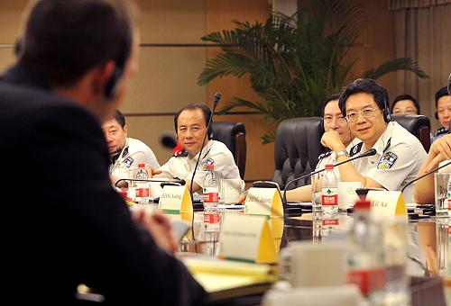 7月8日,上海市市長助理、市公安局局長張學(xué)兵(右)在聆聽世博會美國館運營總監(jiān)的發(fā)言。當日,上海市公安局舉行世博會境外參展方代表座談會,通報世博安保工作情況,聽取參展方代表意見和建議。來自24個外國參展方館長及安全官,對上海市公安機關(guān)提供的安全保障和服務(wù)表示感謝,并對園區(qū)安全充滿信心,表示將積極主動配合好園區(qū)安保部門的工作,共同維護園區(qū)安全。新華社記者 凡軍 攝