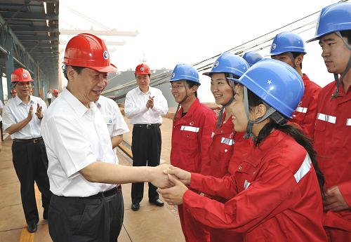 7月17日至18日,中共中央政治局常委、國(guó)家副主席習(xí)近平在河北省唐山市考察工作。這是7月18日,習(xí)近平在曹妃甸港區(qū)25萬(wàn)噸級(jí)礦石碼頭考察時(shí)與工人握手。新華社記者 黃敬文 攝