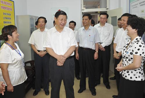 7月17日至18日,中共中央政治局常委、國(guó)家副主席習(xí)近平在河北省唐山市考察工作。這是7月17日,習(xí)近平在豐南區(qū)胥各莊街道新華社區(qū)了解社區(qū)服務(wù)情況。新華社記者 黃敬文 攝
