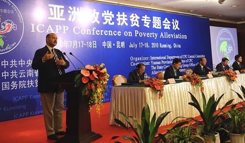 7月18日,亞洲政黨扶貧專題會(huì)議在昆明閉幕。這是與會(huì)嘉賓在發(fā)言。新華社記者 藺以光攝