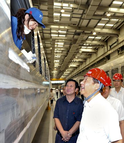 7月17日至18日,中共中央政治局常委、國(guó)家副主席習(xí)近平在河北省唐山市考察工作。這是7月17日,習(xí)近平在北車唐山軌道客車公司考察時(shí)與一線工人交談。新華社記者 黃敬文 攝