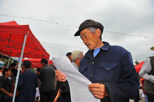 7月18日,一位村民正在查看招聘信息。當(dāng)日,貴州省清鎮(zhèn)市衛(wèi)城鎮(zhèn)迎來一場特別的招聘會。由貴陽市人力資源和社會保障局牽頭,數(shù)十家用人單位趁著農(nóng)村趕集的機會,在農(nóng)民家門口就近舉行了一場招聘會,即方便了農(nóng)村剩余勞動力就業(yè),又節(jié)約了農(nóng)民就業(yè)花費的時間、金錢。據(jù)了解,當(dāng)日該鎮(zhèn)就有近百名應(yīng)聘者與用人單位達成用工協(xié)議。新華社記者 劉續(xù) 攝