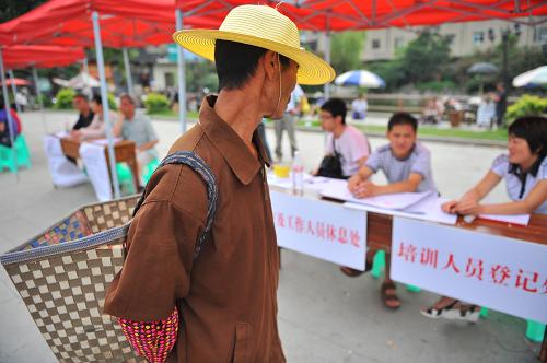 7月18日,一位村民正查看招聘信息。新華社記者 劉續(xù) 攝
