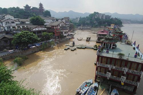 7月26日,嘉陵江洪峰通過沙坪壩區(qū)瓷器口古鎮(zhèn)。新華社記者 陳誠 攝