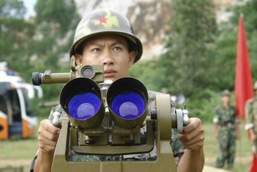 7月28日,高炮“一米測距手”在軍事表演中進行測量。近日,廣西柳州軍分區(qū)組織民兵預(yù)備役舉行慶“八一”軍事表演,展示民兵預(yù)備役部隊在作戰(zhàn)支前、抗洪搶險等軍事行動中的快速反應(yīng)能力。新華社發(fā)(梁海斌 攝)
