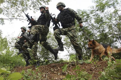 7月28日,武警特戰(zhàn)隊員在反恐演練中跨越復(fù)雜地形。新華社發(fā)(盧佳庭 攝)