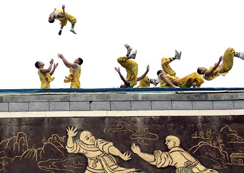 一群武僧在少林寺景區(qū)內(nèi)為游客表演少林功夫(資料照片)。新華社記者 王頌 攝