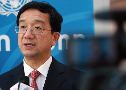 8月2日,中國(guó)外交部氣候變化談判特別代表黃惠康在德國(guó)波恩接受新華社記者專訪。當(dāng)天,新華社記者在聯(lián)合國(guó)今年第三次氣候變化談判期間專訪中國(guó)外交部氣候變化談判特別代表黃惠康。“當(dāng)前聯(lián)合國(guó)氣候變化談判最核心的問(wèn)題,就是發(fā)達(dá)國(guó)家應(yīng)當(dāng)承擔(dān)起溫室氣體減排的歷史責(zé)任、法律責(zé)任和道義責(zé)任。個(gè)別發(fā)達(dá)國(guó)家不應(yīng)當(dāng)回避責(zé)任,更不能轉(zhuǎn)移焦點(diǎn)、轉(zhuǎn)嫁責(zé)任,否則發(fā)展中國(guó)家將對(duì)此予以堅(jiān)決反對(duì)和抵制,”黃惠康在接受新華社記者專訪時(shí)表達(dá)了這樣的立場(chǎng)。新華社記者 羅歡歡 攝