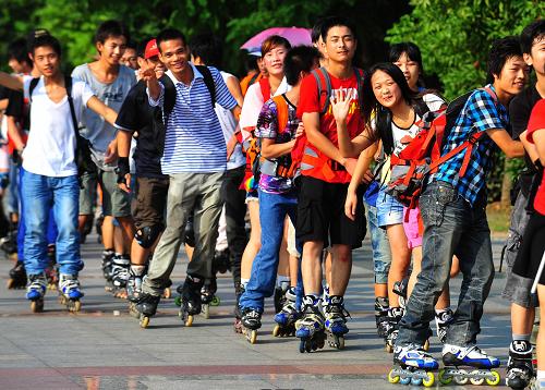 8月8日,輪滑愛(ài)好者們?cè)谶M(jìn)行集體展示。當(dāng)日是第二個(gè)全國(guó)“全民健身日”, 武漢市民通過(guò)多種形式展示全民健身成果。新華社記者 程敏 攝