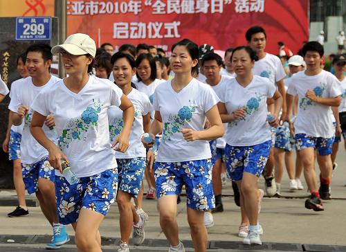 8月8日,政府部門代表隊(duì)參加千人長(zhǎng)跑。當(dāng)日是第二個(gè)全國(guó)“全民健身日”,海南省三亞市在三亞美麗之冠文化會(huì)展中心舉行“全民健身日”活動(dòng)啟動(dòng)儀式,三亞4000余名市民進(jìn)行了2公里的長(zhǎng)跑。新華社記者 鄭瑋娜 攝