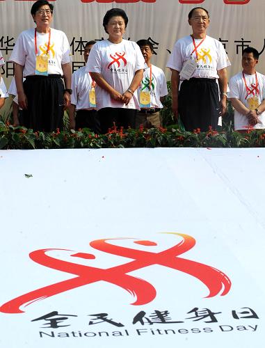 8月8日,中共中央政治局委員、國務(wù)委員劉延?xùn)|(前中)、國家體育總局局長劉鵬(前右)、北京市市長郭金龍在啟動儀式上。當(dāng)日,為迎接第二個“全民健身日”,以“我運動、我快樂、我健康、我幸福”為主題的“全民健身志愿服務(wù)大行動”在北京舉行?;顒影▍⑴c互動、健身指導(dǎo)、成就展示、奧運電影播放等多項內(nèi)容,旨在向百姓普及推廣健身理念和健康文明的生活方式。新華社記者 公磊 攝