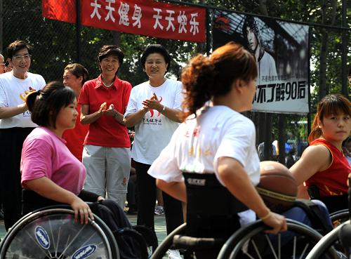 8月8日,中共中央政治局委員、國務(wù)委員劉延?xùn)|(后右)、北京市市長郭金龍(后左)在為輪椅籃球比賽加油。當(dāng)日,為迎接第二個“全民健身日”,以“我運動、我快樂、我健康、我幸福”為主題的“全民健身志愿服務(wù)大行動”在北京舉行?;顒影▍⑴c互動、健身指導(dǎo)、成就展示、奧運電影播放等多項內(nèi)容,旨在向百姓普及推廣健身理念和健康文明的生活方式。新華社記者 公磊 攝