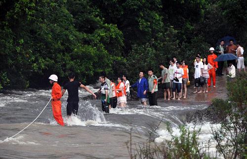 8月7日晚上,消防官兵利用長(zhǎng)繩救援被困游客。當(dāng)日下午,廣西防城港市突降暴雨,陡漲的洪水造成正在防城區(qū)那梭鎮(zhèn)沖皇溝景區(qū)旅游的50多名游客被困景區(qū),情況緊急。經(jīng)防城港市消防支隊(duì)21名官兵奮力救援,被困游客于當(dāng)晚8時(shí)許全部被安全轉(zhuǎn)移。新華社發(fā)(陳敏 攝)