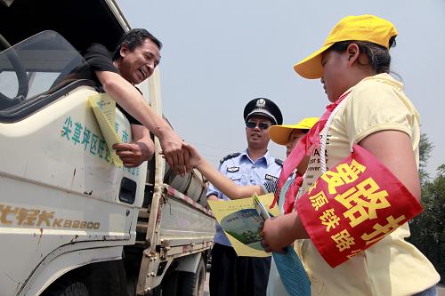 8月3日,太原鐵警組織紅領(lǐng)巾愛路護(hù)路小分隊(duì)向司機(jī)發(fā)放交通安全法規(guī)宣傳材料。新華社發(fā)(梁敬 攝)