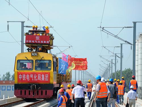 8月18日,中鐵電氣化局集團(tuán)的電氣化導(dǎo)線架設(shè)工程車正在工作。新華社記者 李鋼 攝