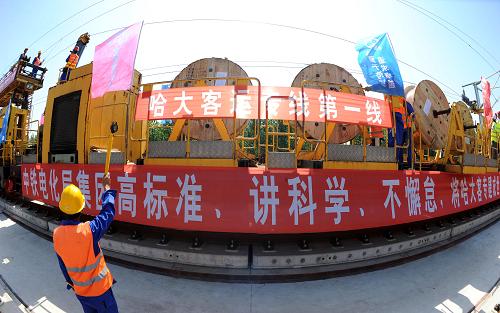 8月18日,中鐵電氣化局集團(tuán)的電氣化導(dǎo)線架設(shè)工程車正在工作。新華社記者 李鋼 攝
