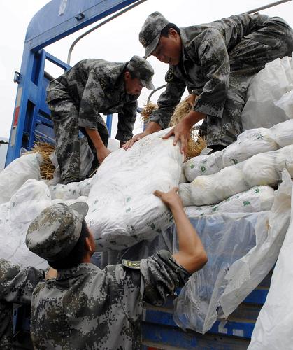 8月18日,參加舟曲搶險救災(zāi)的蘭州軍區(qū)“邱少云部隊”某旅后勤戰(zhàn)士搬運新鮮蔬菜。當(dāng)日,甘肅省6家省級農(nóng)業(yè)產(chǎn)業(yè)化龍頭企業(yè)為災(zāi)區(qū)送來的十余個品種70余噸新鮮蔬菜運抵舟曲。目前,舟曲縣城每天保證供應(yīng)10多個品種約10噸蔬菜,初步緩解了災(zāi)區(qū)5萬多搶險人員和干部群眾的吃菜問題。新華社發(fā)(后俊 攝)