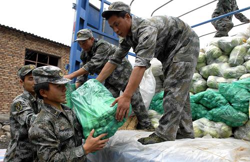 8月18日,參加舟曲搶險救災(zāi)的蘭州軍區(qū)“邱少云部隊”某旅后勤戰(zhàn)士搬運新鮮蔬菜。新華社發(fā)(后俊 攝)