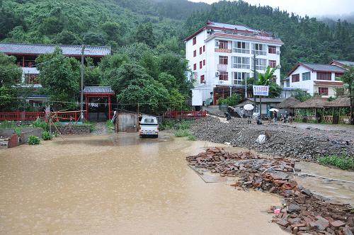 青川縣城對岸東山居民小區(qū)的居民院落已成泥潭(8月19日攝)。8月18日至19日8時,汶川大地震極重災區(qū)四川省廣元市青川縣境內(nèi)普降大到暴雨,造成山洪暴發(fā),多個鄉(xiāng)鎮(zhèn)出現(xiàn)泥石流。目前,青川縣出境公路全部中斷,大部分鄉(xiāng)鎮(zhèn)與縣城的交通中斷。新華社發(fā)(王生偉 攝)
