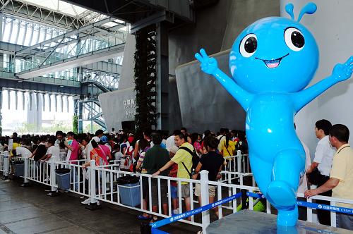 8月19日,游客在中國(guó)船舶館排隊(duì)等候參觀。新華社記者 李百順 攝