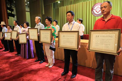 8月19日,參與“非物質(zhì)文化遺產(chǎn)”申報的單位代表領(lǐng)取證書。當(dāng)日,文化部在北京舉行中國入選聯(lián)合國教科文組織非物質(zhì)文化遺產(chǎn)項目頒證儀式,向參與申報工作的95個單位頒發(fā)證書。據(jù)悉,截至2009年,我國共有昆曲、古琴藝術(shù)等26個項目入選聯(lián)合國教科文組織“人類非物質(zhì)文化遺產(chǎn)代表作名錄”,羌年、中國木拱橋傳統(tǒng)營造技藝等3個項目入選“急需保護(hù)的非物質(zhì)文化遺產(chǎn)名錄”,成為世界上入選項目最多的國家。新華社記者 李明放 攝