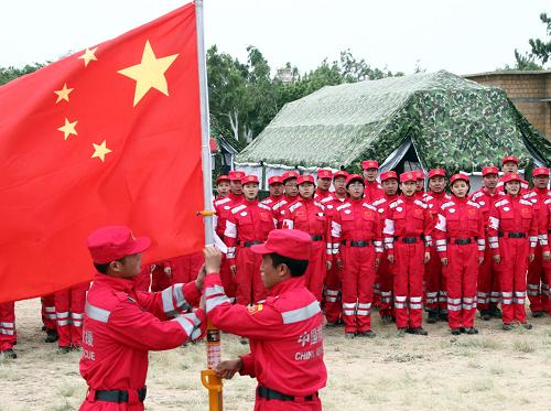 8月29日,中國國際救援隊在巴基斯坦南部重災(zāi)區(qū)特達(dá)市郊的流動醫(yī)院營地舉行升國旗儀式。自27日晚抵達(dá)特達(dá)后,救援隊完成了5頂醫(yī)療帳篷和1頂指揮帳篷及臨時廁所的搭建,流動醫(yī)院形成了國內(nèi)二級醫(yī)院的診療水平,并開始為當(dāng)?shù)厥転?zāi)群眾展開醫(yī)療救助活動。新華社記者 袁滿 攝