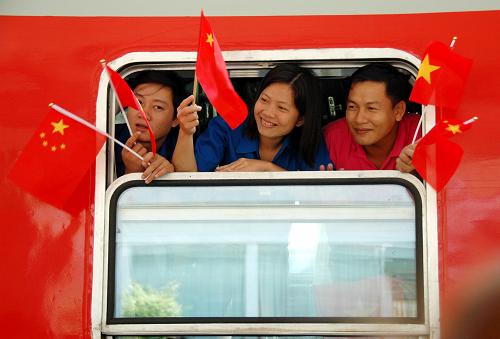 8月29日,將要回國的越南青年在列車上揮舞兩國國旗。當(dāng)日,中越青年大聯(lián)歡活動(dòng)圓滿落幕,3000多名越南青年乘坐列車返回越南,參加大聯(lián)歡活動(dòng)的中國青年和志愿者前來送行,兩國青年互相交換禮物,依依惜別。新華社記者 盧哲 攝